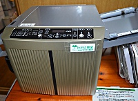 写真:カードの型取り・切り抜きするための機材。