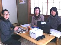 写真:通信を作成している会員たち。