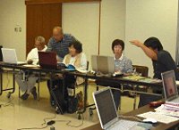 写真:パソコン教室の様子。会員同士でパソコンの使い方を教え合っている。