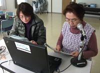 写真：パソコンに音声を録音している会員。
