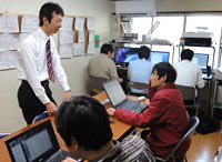 写真:パソコンの操作講習を受ける利用者の皆さん。