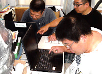 写真:パソコンに商品情報を入力する利用者の皆さん。