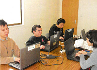 写真:パソコンで音声の文字起こしをする利用者の皆さん。