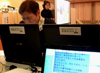 写真:パソコン要約筆記の最中。別のパソコンに入力した文字が映し出されている。