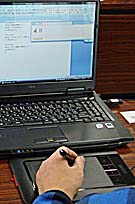 画像：ペンタブレットを使った入力の様子