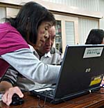 画像：サポーターが丁寧に指導する様子