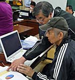 画像：受講者どうしで教えあう様子