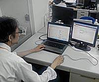 画像：寄贈パソコンを持参して委託された仕事にあたる