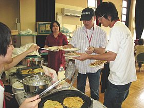 写真：食事配る