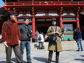 写真：寺の前で撮影