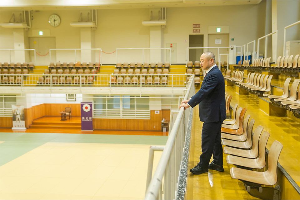 画像・講道館の柔道場を観客席から見渡す初瀬さん