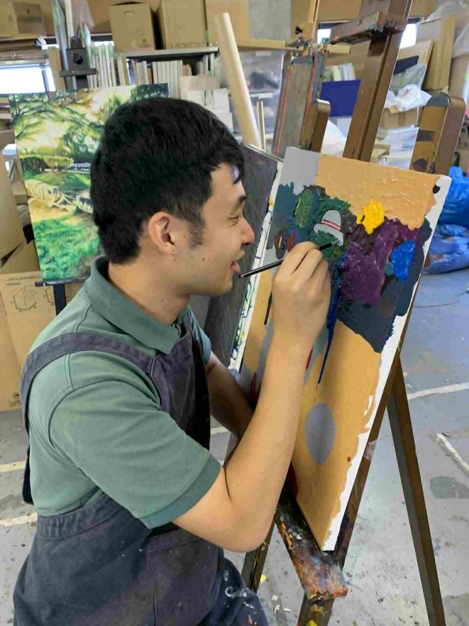 画像：絵を描く藤山晃大さん