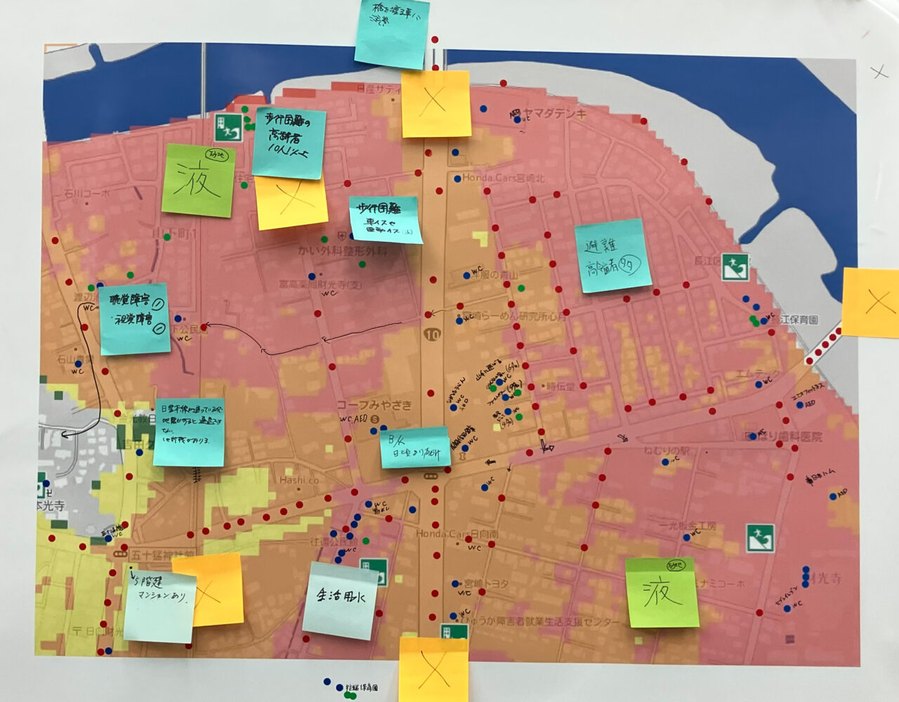画像：地域の危険箇所や社会資源などが新たに書き込まれたハザードマップ
