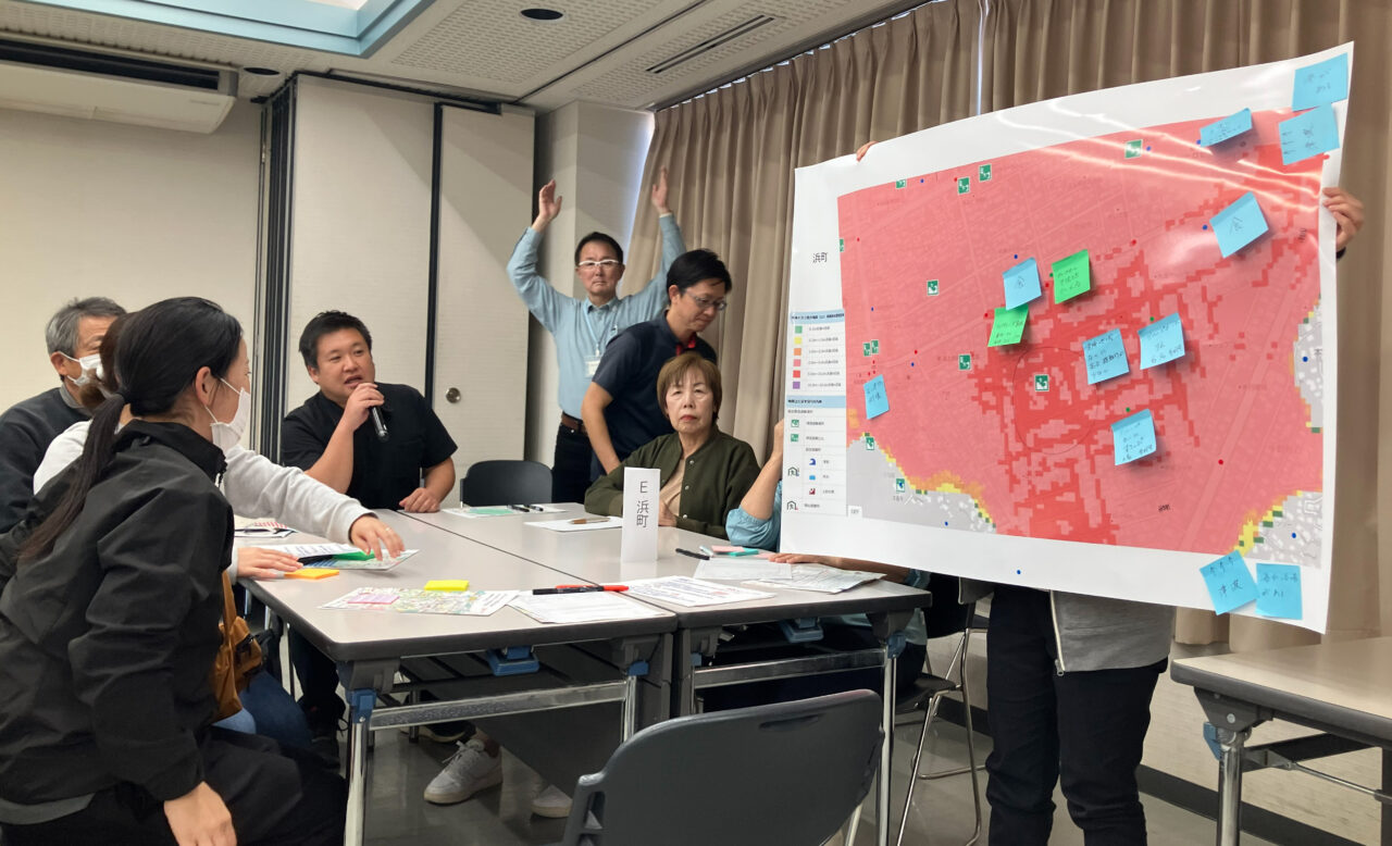 画像：ハザードマップを見ながらグループで出た意見を発表する参加者