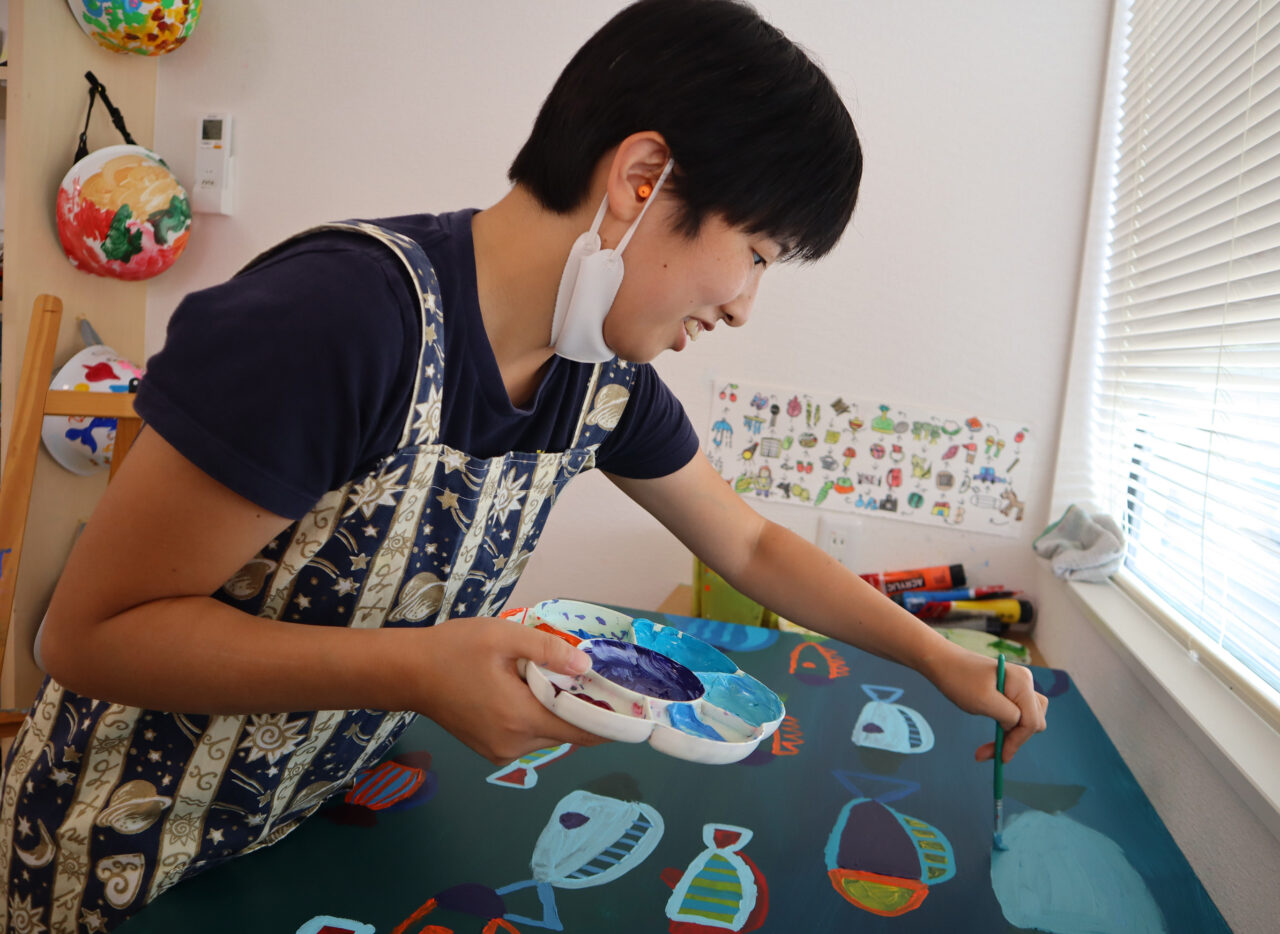 画像：創作活動に取り組む佐藤玲奈さん