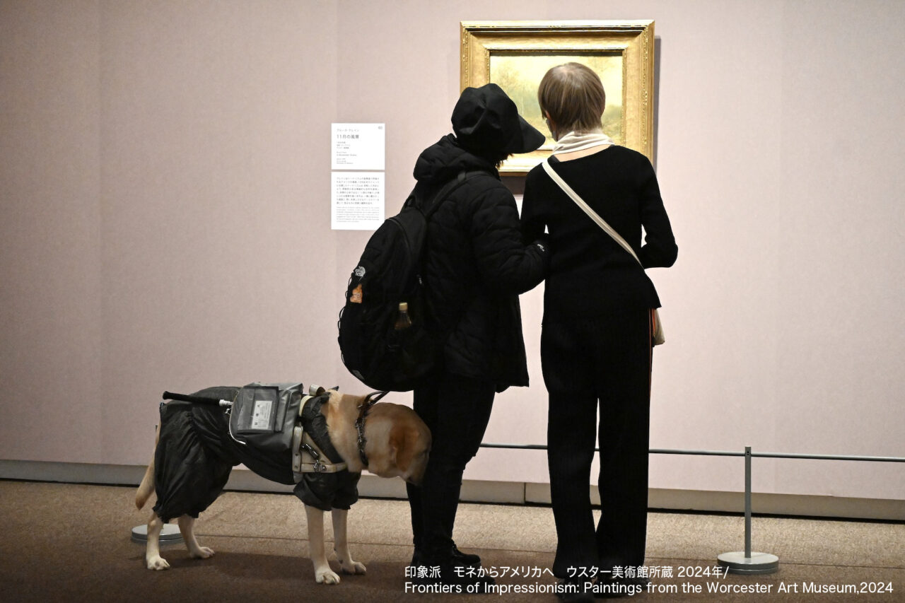 画像:盲導犬とともに絵を鑑賞する参加者